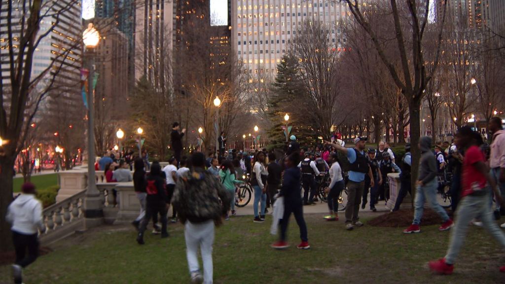 Hundreds Of Teens Run Through Downtown Chicago, Fighting And Disobeying Police