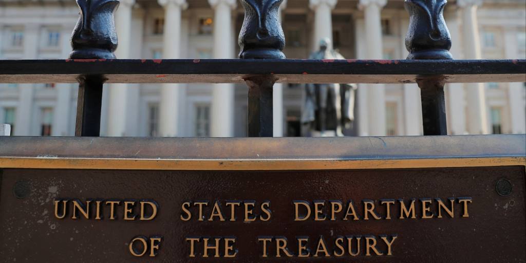 China stockpiles gold while letting US bond holdings slide