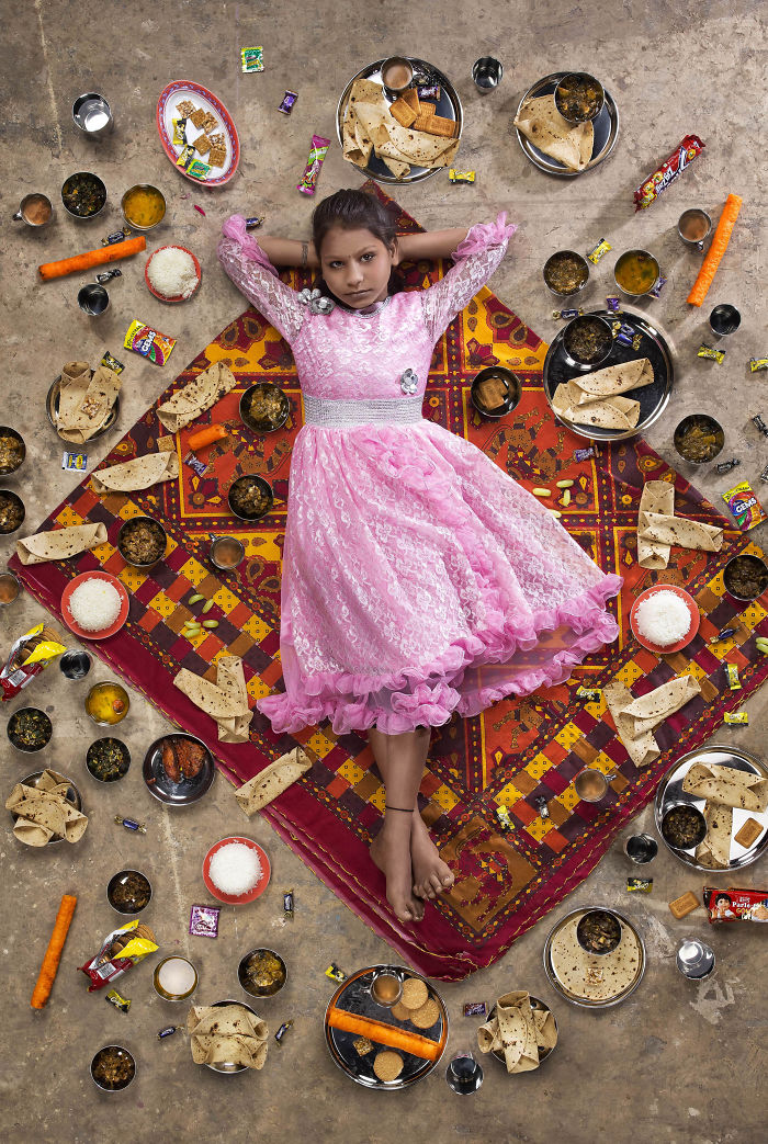 25 Kids From Around The World Photographed With What They Eat In One Week